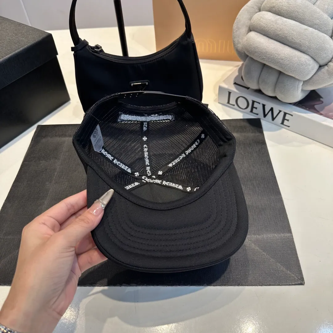 P50 Crow Heart 🆕🆕25 new baseball cap, personalized fashion classic cross logo, casual with a cool feeling, unisex style, same style for men and women! Very easy to match! Head circumference: 56-58cm is available